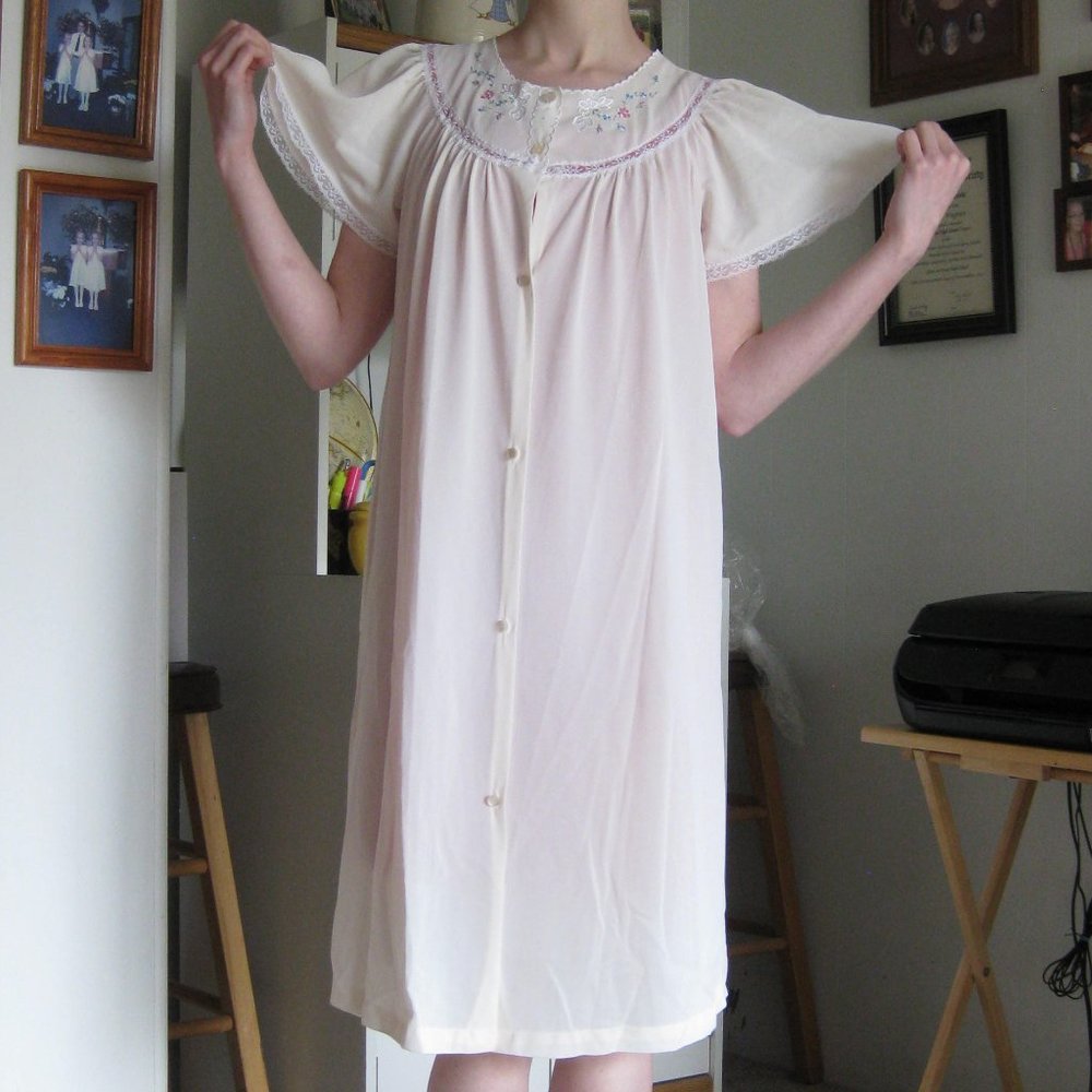 Vintage 70s JCPenney Misses cream floral bed robe with white lace
